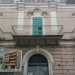 Il piano terra presenta un ingresso ad arco a tutto sesto con accessi laterali con arco ribassato, sul livello  superiore invece la facciata  divisa da paraste con capitelli decorati con motivi vegetali